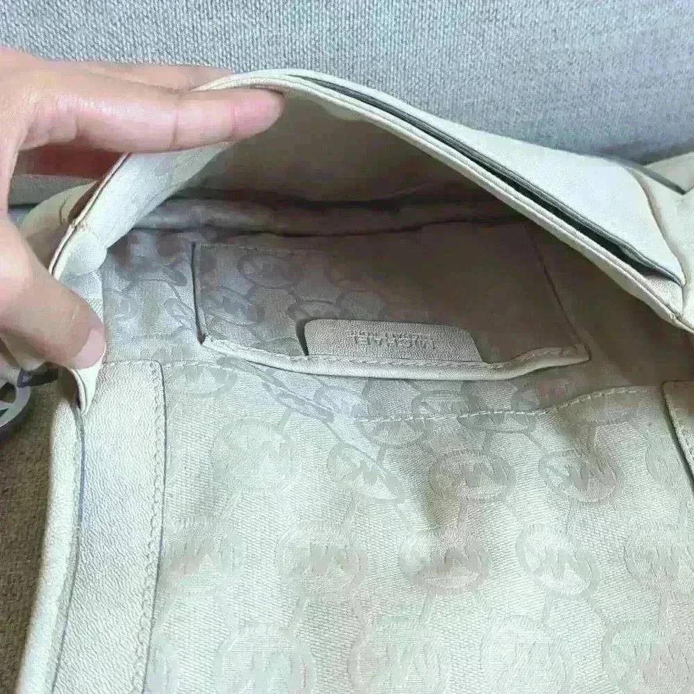 Michael Kors White Leather Saddle Bag - Picture 3 of 9